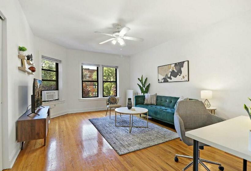 Darling 1br Lakeview Home Near Music Venues, Shops Cornelia 2e