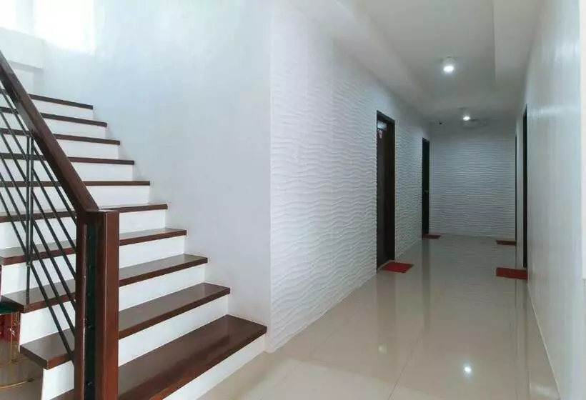 هتل Reddoorz Plus At Dbuilders Poblacion Bgc