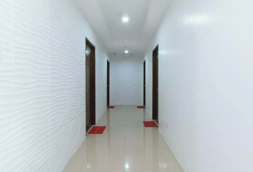 هتل Reddoorz Plus At Dbuilders Poblacion Bgc
