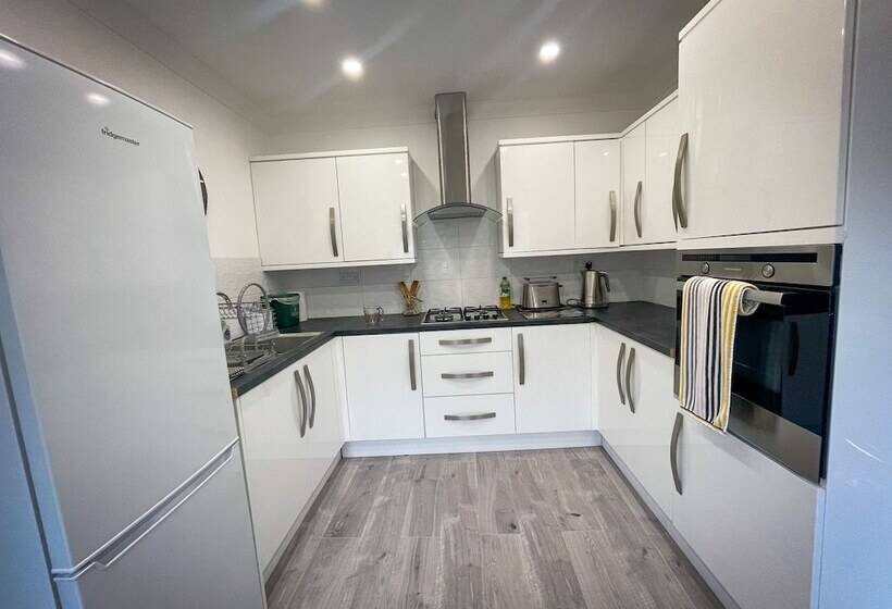 Captivating House In Aberdare Sleeps 6 Near Brecon