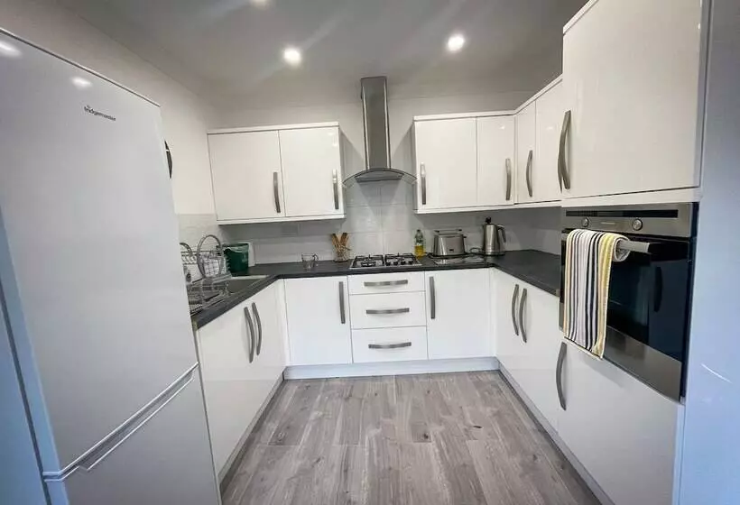 Captivating House In Aberdare Sleeps 6 Near Brecon