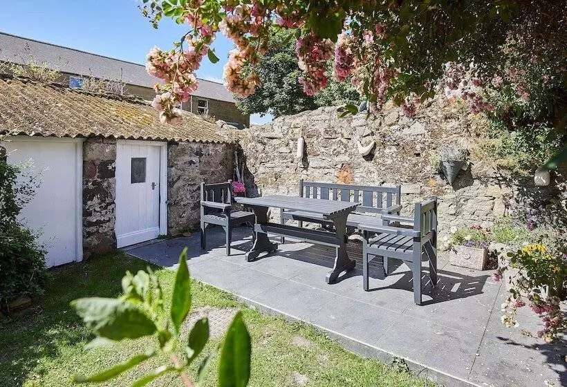 Host & Stay   Eden Cottage