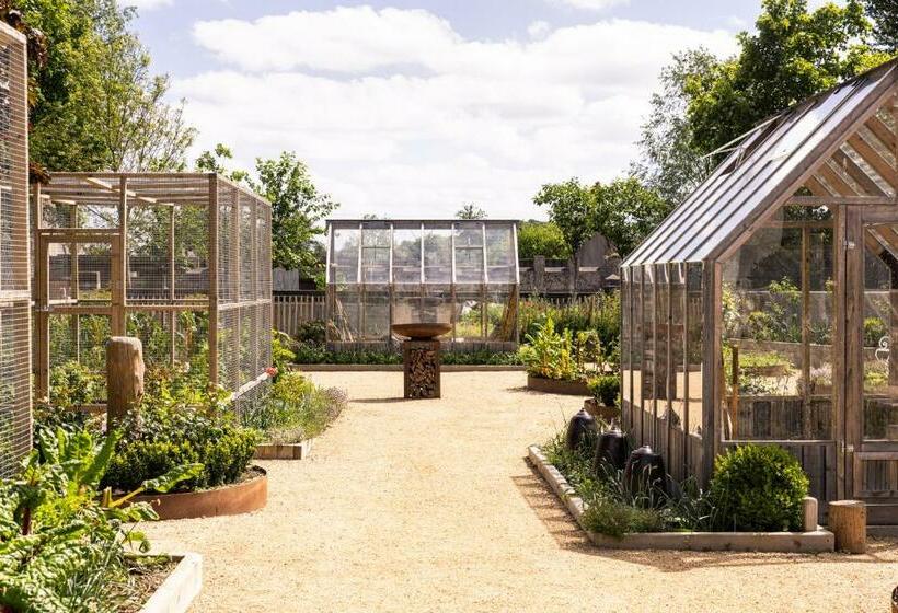 Отель Magmell Townhouse