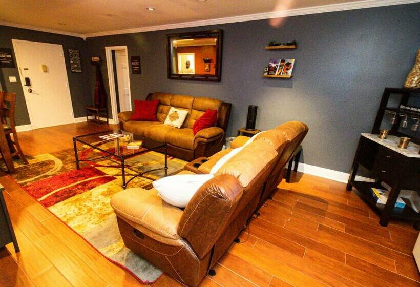 Perfect Dtwn 2 Bed Condo With Cali King Bed And Gym