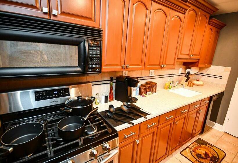 Perfect Dtwn 2 Bed Condo With Cali King Bed And Gym