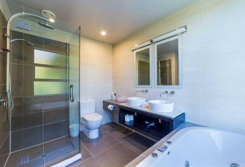 South View   Central With Stunning Views