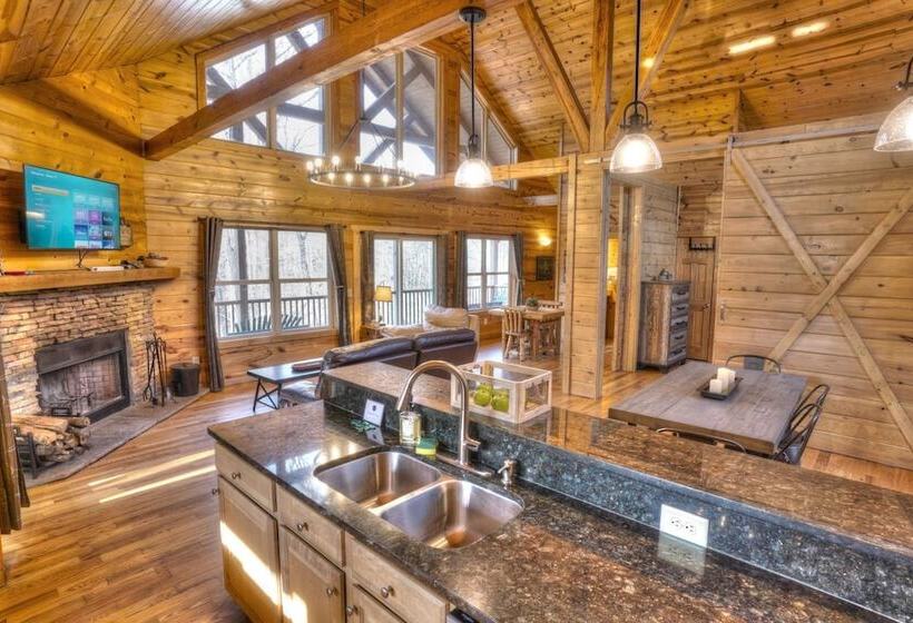 Luxury Cabin Sleeps 8 With Creekside Fire Pit Near Helen Ga