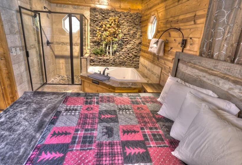 Luxury Cabin Sleeps 8 With Creekside Fire Pit Near Helen Ga