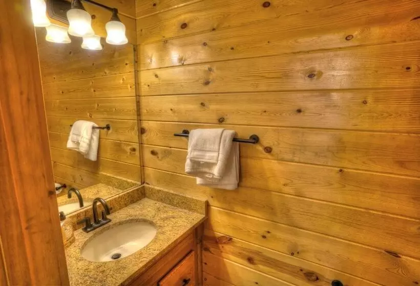 Luxury Cabin Sleeps 8 With Creekside Fire Pit Near Helen Ga