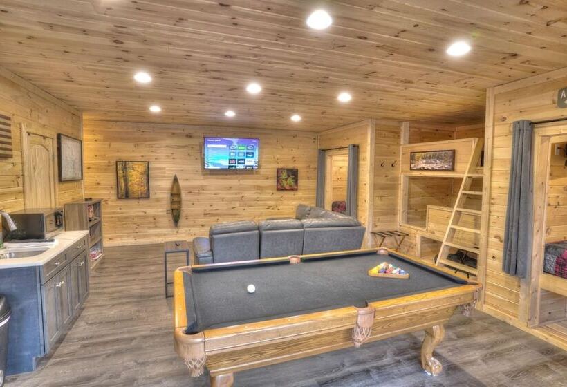 Luxury Cabin Sleeps 8 With Creekside Fire Pit Near Helen Ga