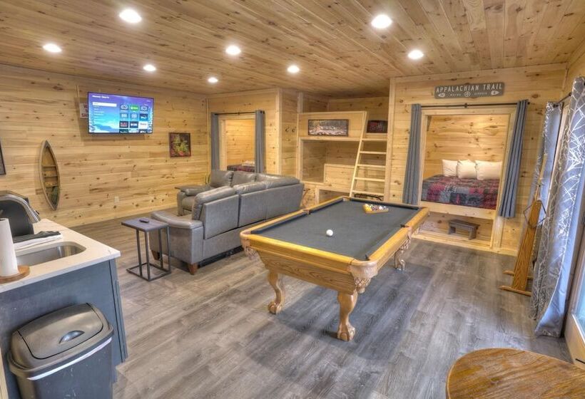 Luxury Cabin Sleeps 8 With Creekside Fire Pit Near Helen Ga