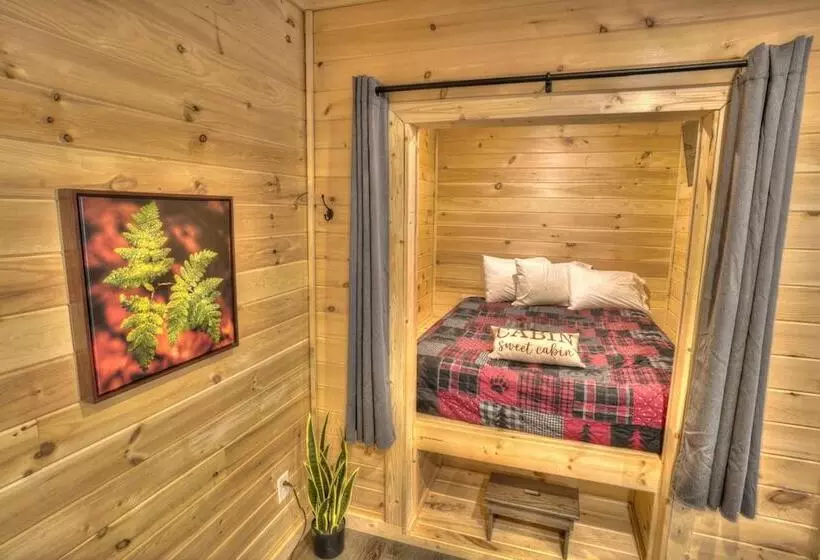 Luxury Cabin Sleeps 8 With Creekside Fire Pit Near Helen Ga