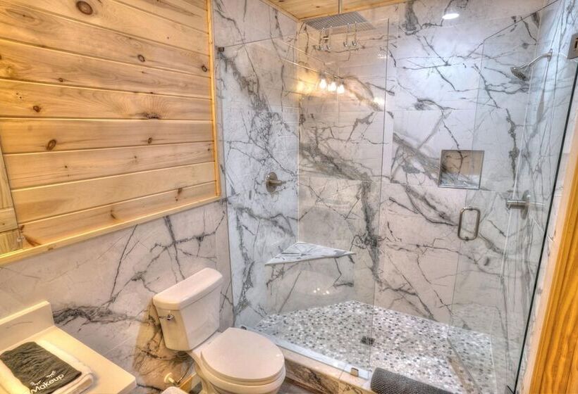 Luxury Cabin Sleeps 8 With Creekside Fire Pit Near Helen Ga