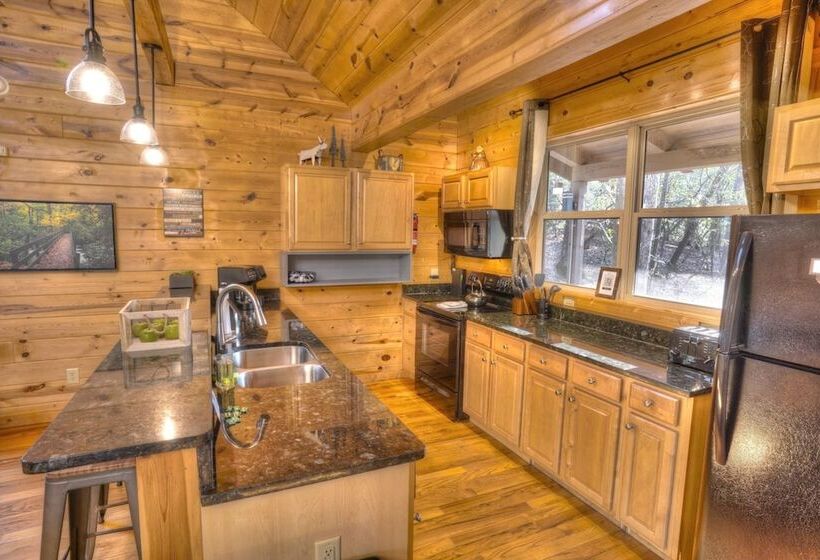 Luxury Cabin Sleeps 8 With Creekside Fire Pit Near Helen Ga