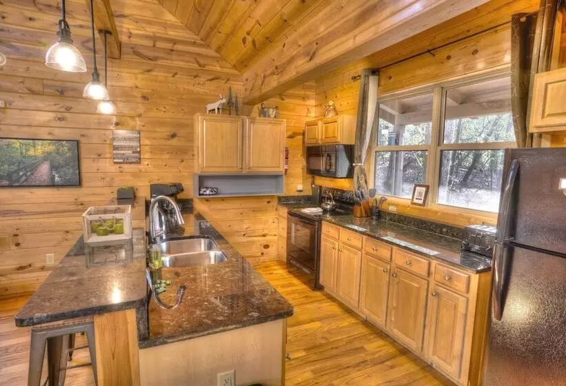 Luxury Cabin Sleeps 8 With Creekside Fire Pit Near Helen Ga