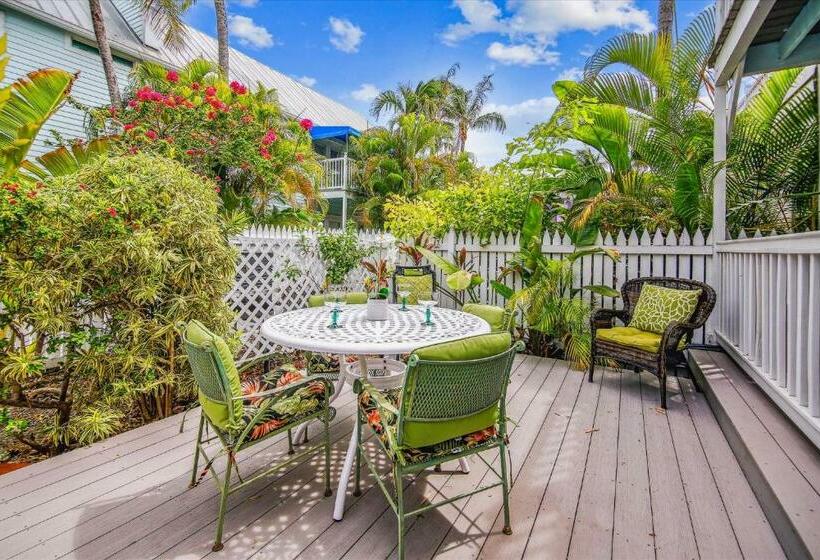 Key West Charming By Avantstay Communal Pool Gated Community Near Fort Zachary Taylor Park Week Long