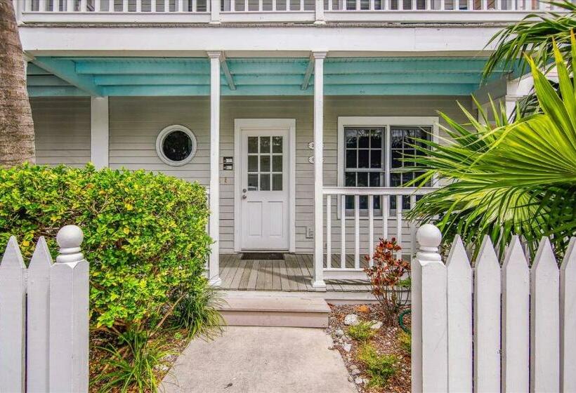 Key West Charming By Avantstay Communal Pool Gated Community Near Fort Zachary Taylor Park Week Long