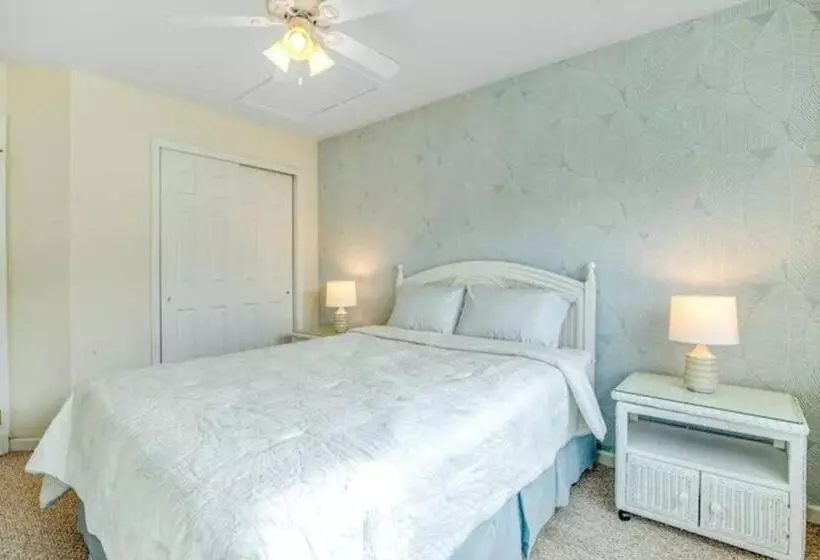 Relaxing Bethany Beach Retreat, Pools, Families Welcome Including Dogs!