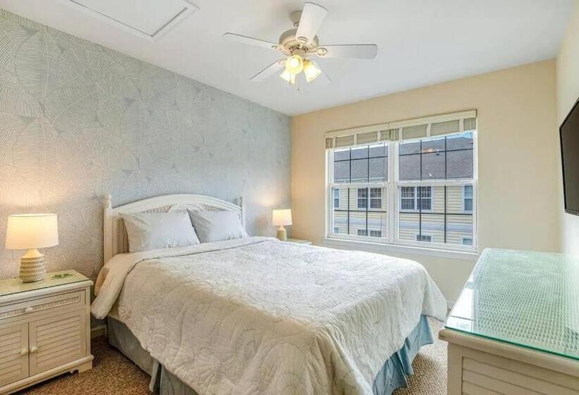 Relaxing Bethany Beach Retreat, Pools, Families Welcome Including Dogs!