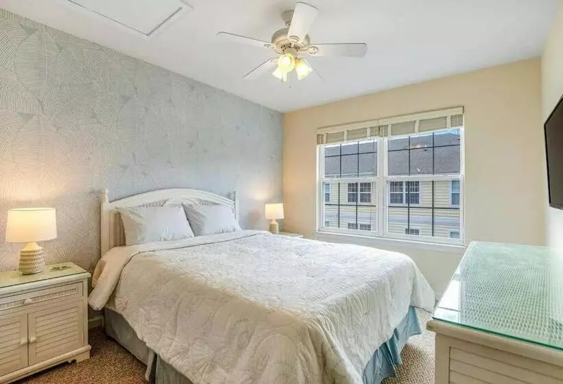 Relaxing Bethany Beach Retreat, Pools, Families Welcome Including Dogs!