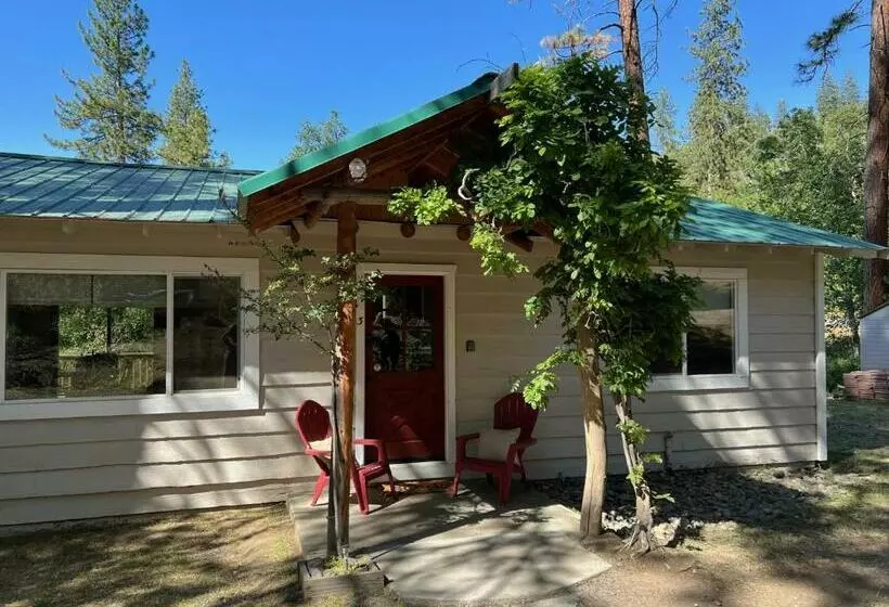 Sky Ranch Cottages   Red Door
