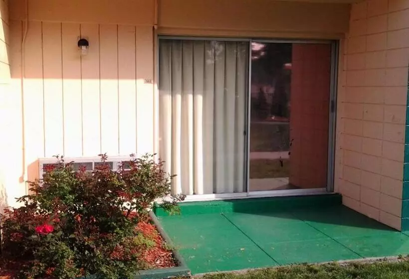 Hotelli Budgetel Inn & Suites