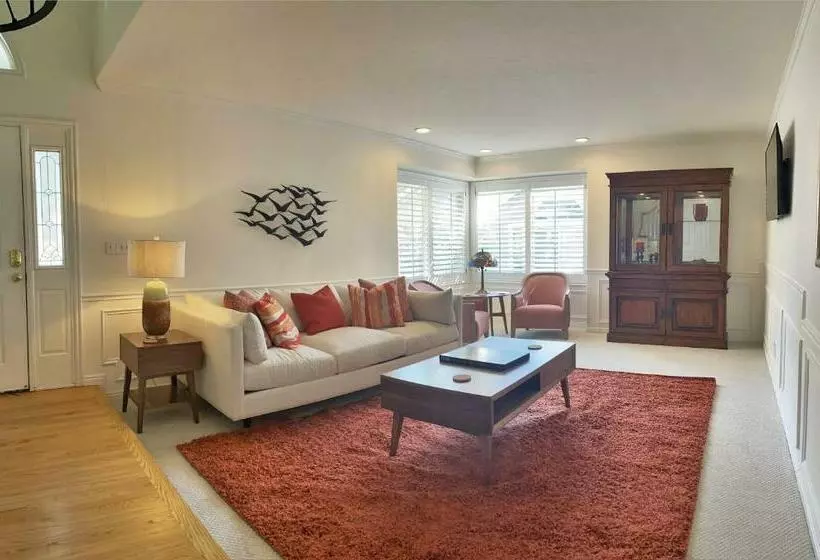 8 Bedroom Home Near The Foot Of The Rocky Mountains