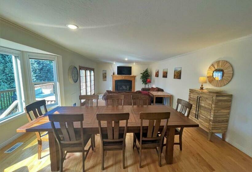 8 Bedroom Home Near The Foot Of The Rocky Mountains