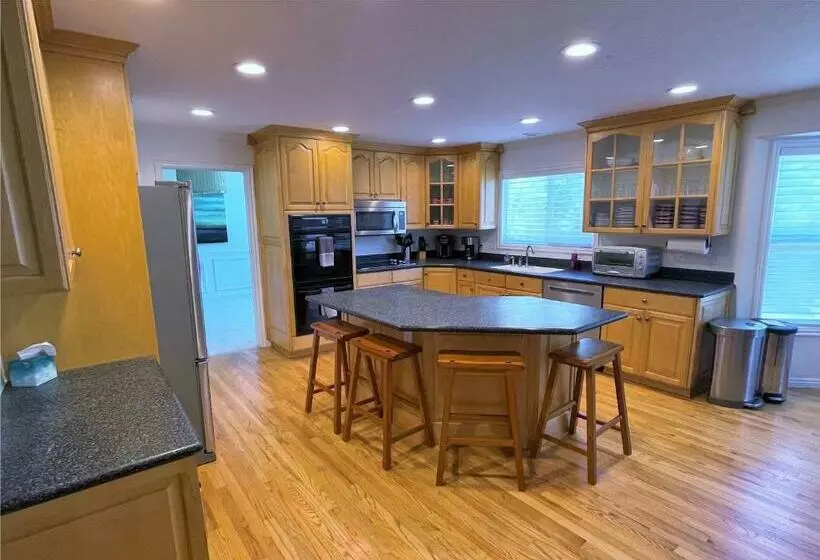 8 Bedroom Home Near The Foot Of The Rocky Mountains