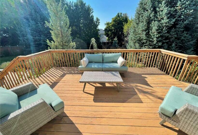 8 Bedroom Home Near The Foot Of The Rocky Mountains