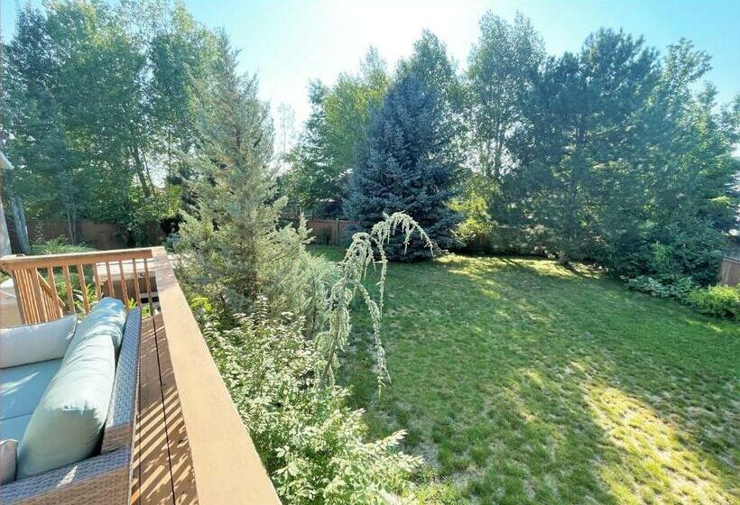 8 Bedroom Home Near The Foot Of The Rocky Mountains