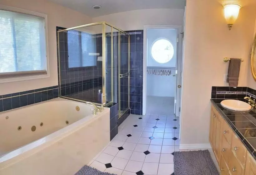 8 Bedroom Home Near The Foot Of The Rocky Mountains