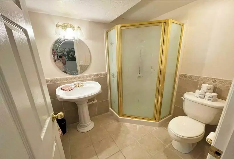 8 Bedroom Home Near The Foot Of The Rocky Mountains