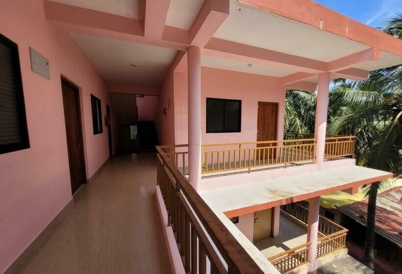 בית מלון כפרי Beach Pink Rock Goa