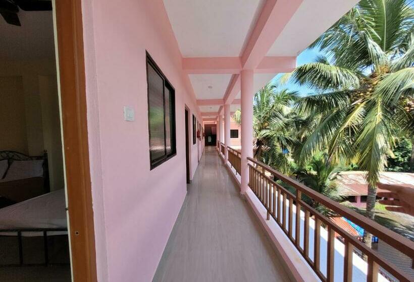 בית מלון כפרי Beach Pink Rock Goa