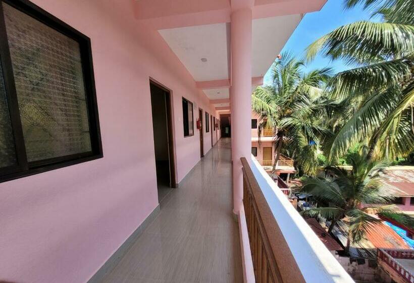 בית מלון כפרי Beach Pink Rock Goa