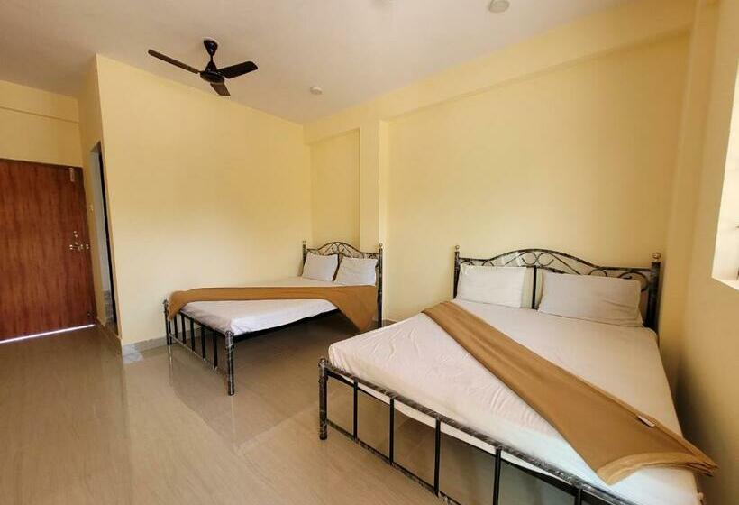 בית מלון כפרי Beach Pink Rock Goa