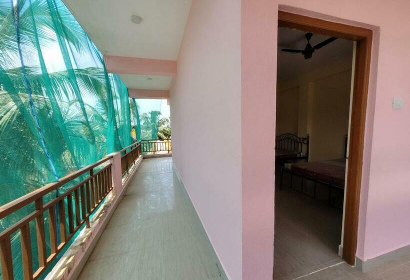 בית מלון כפרי Beach Pink Rock Goa