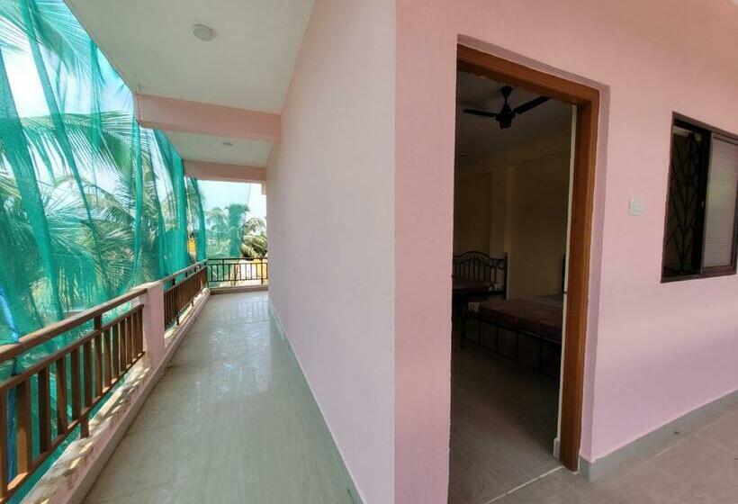 בית מלון כפרי Beach Pink Rock Goa