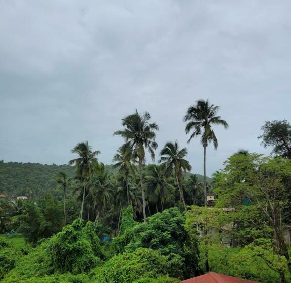 בית מלון כפרי Beach Pink Rock Goa