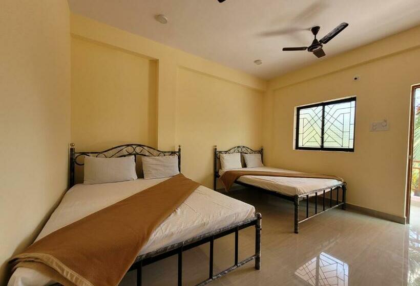 בית מלון כפרי Beach Pink Rock Goa