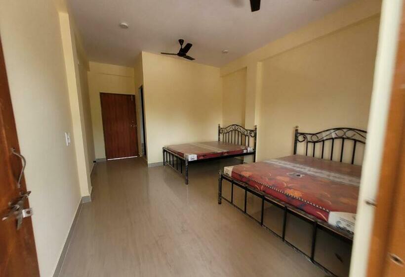 בית מלון כפרי Beach Pink Rock Goa