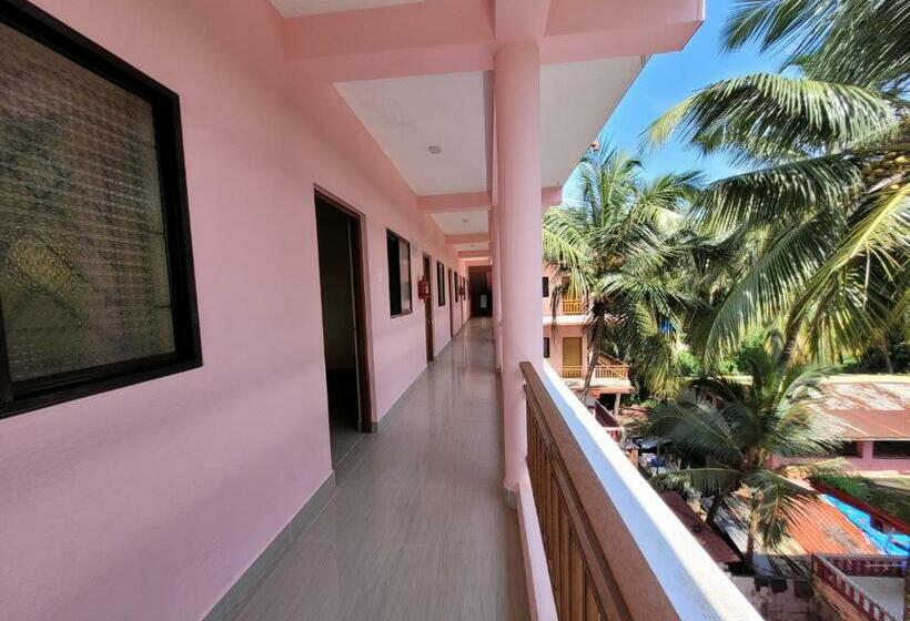 בית מלון כפרי Beach Pink Rock Goa