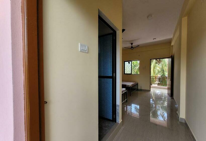 בית מלון כפרי Beach Pink Rock Goa