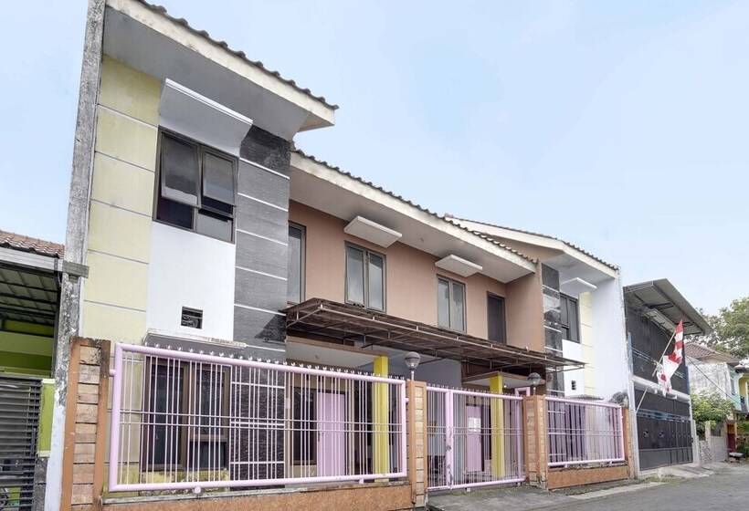 בית מלון כפרי Spot On 91626 Rr Kost Putri Syariah