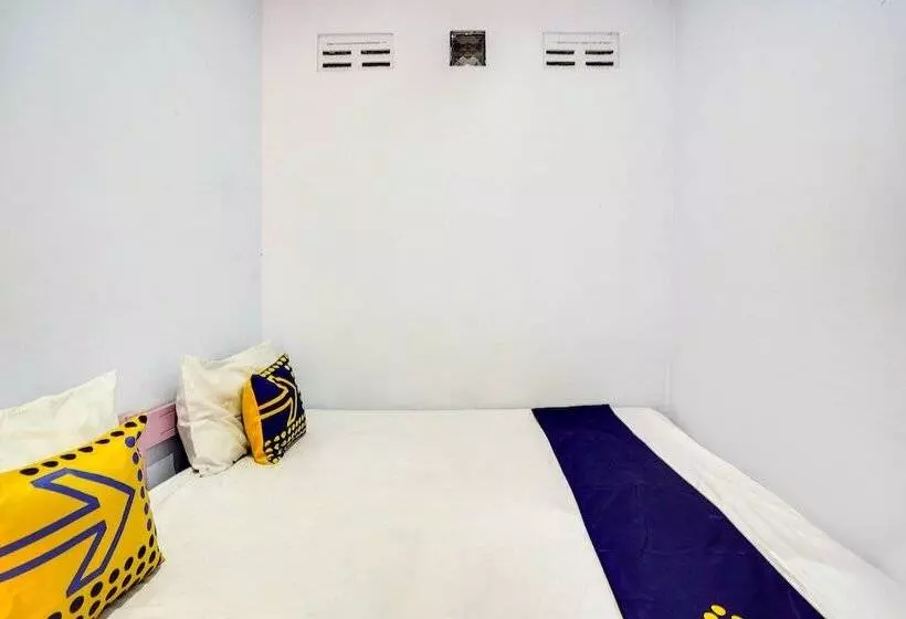 ホテル Spot On 91626 Rr Kost Putri Syariah