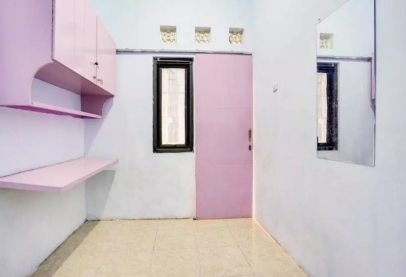 ホテル Spot On 91626 Rr Kost Putri Syariah