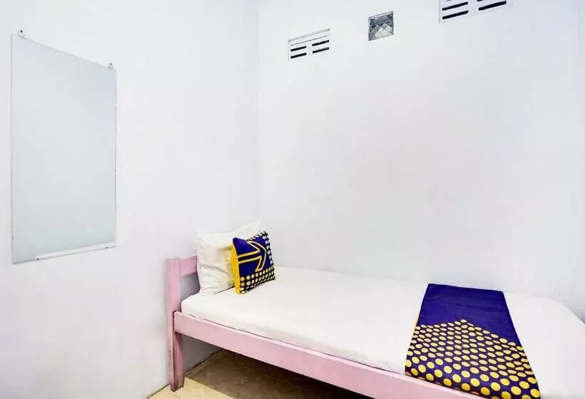 ホテル Spot On 91626 Rr Kost Putri Syariah