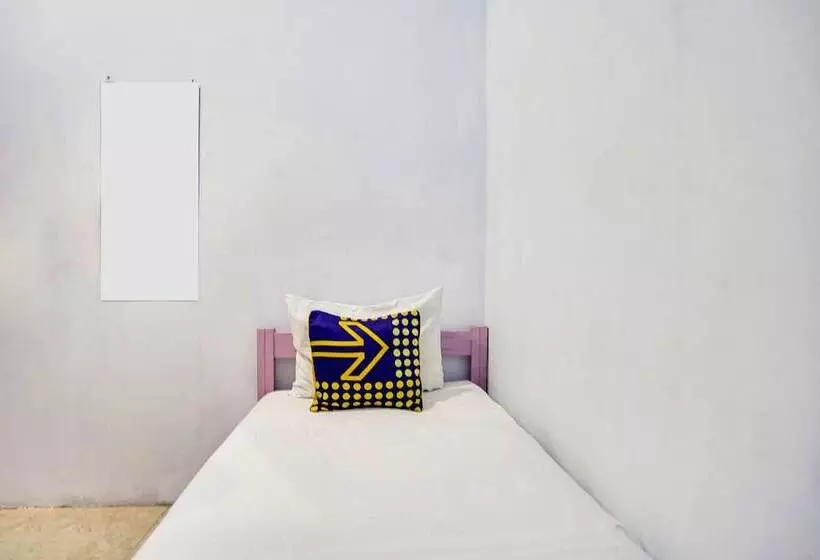 ホテル Spot On 91626 Rr Kost Putri Syariah