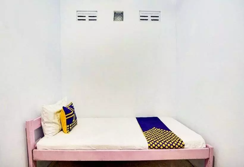 ホテル Spot On 91626 Rr Kost Putri Syariah